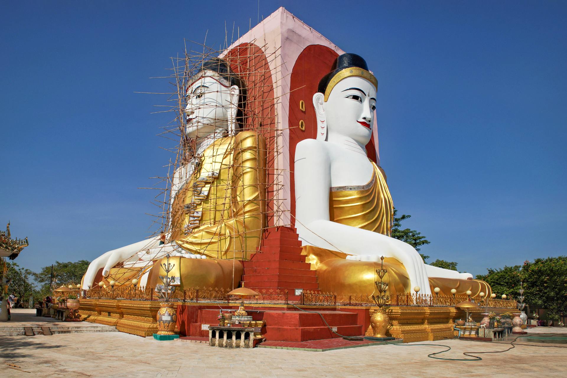 Kyite Pun Pagode - ihr Name bedeutet „vier Buddhas“. Die 27 Meter hohen Statuen stellen vier Buddhas dar: Kakusandha, Konagamana, Kasapa und Gautamo Buddha, die Rücken an Rücken in die vier Himmelsrichtungen blicken.